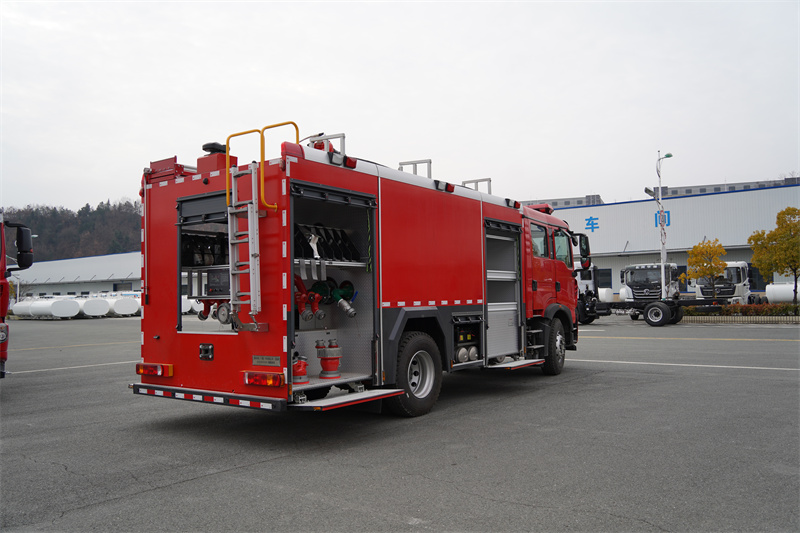 【汉成牌】重汽豪沃8吨水罐消防车