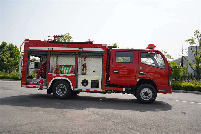 【汉成牌】东风多利卡2吨水罐消防车