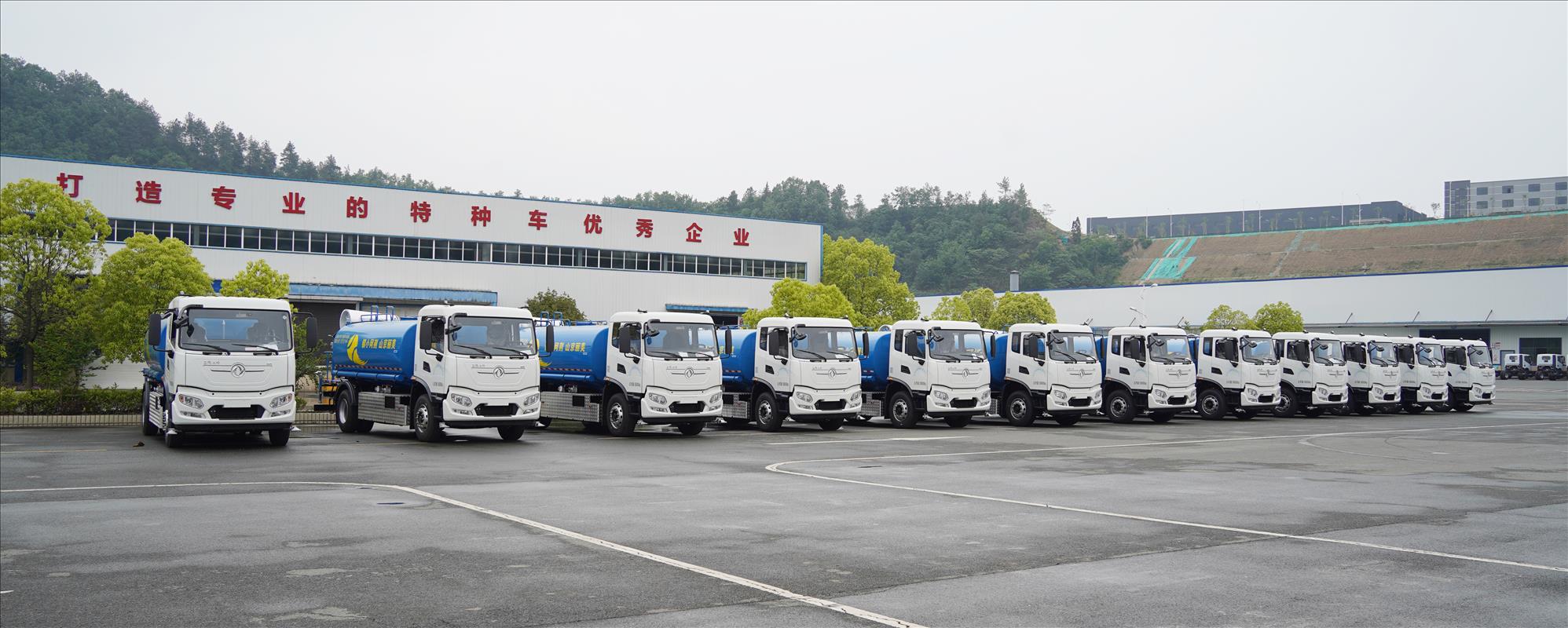 推动绿色发展，建设美丽小镇！12台纯电动绿化喷洒车批量发车京山！